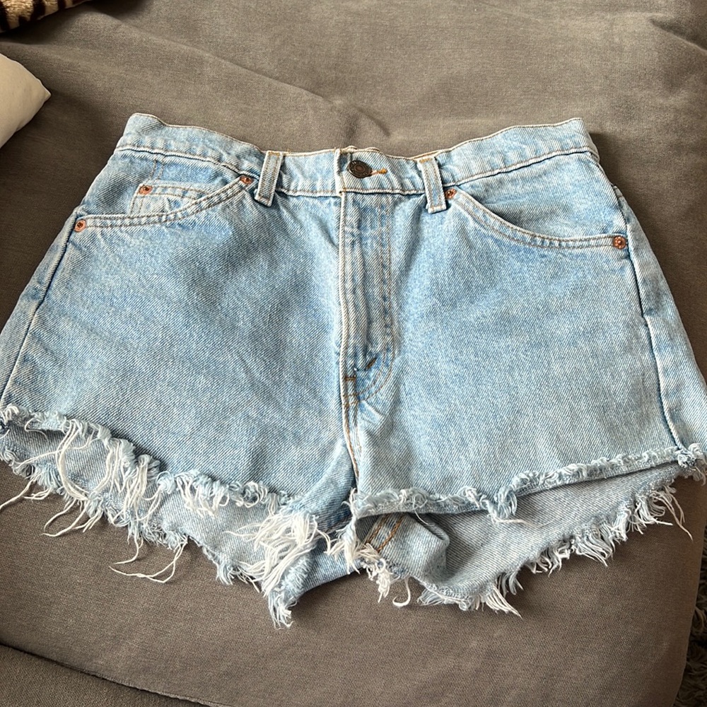 Size 27 Levi denim shorts